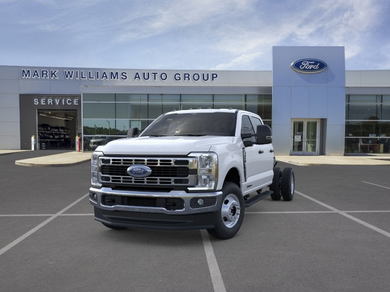 2026 Ford Super Duty F-350 DRW Chassis Cab LARIAT