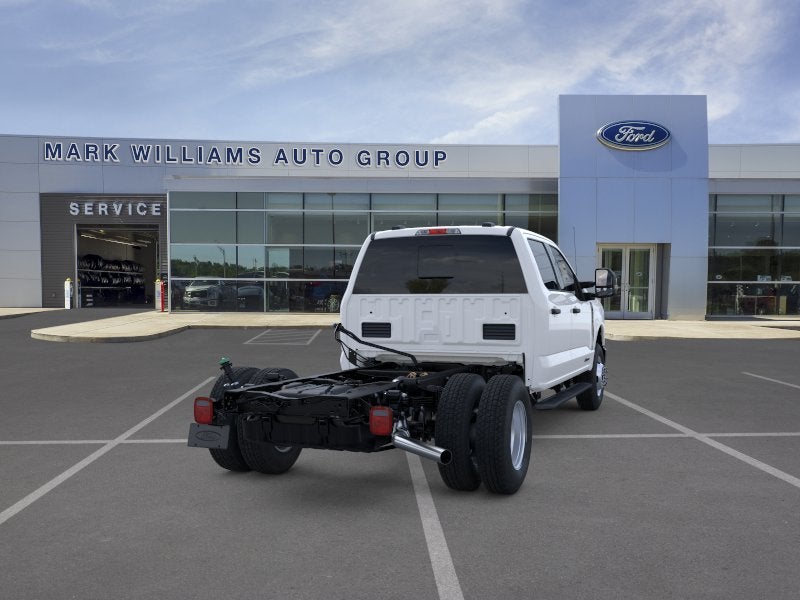 2026 Ford Super Duty F-350 DRW Chassis Cab LARIAT