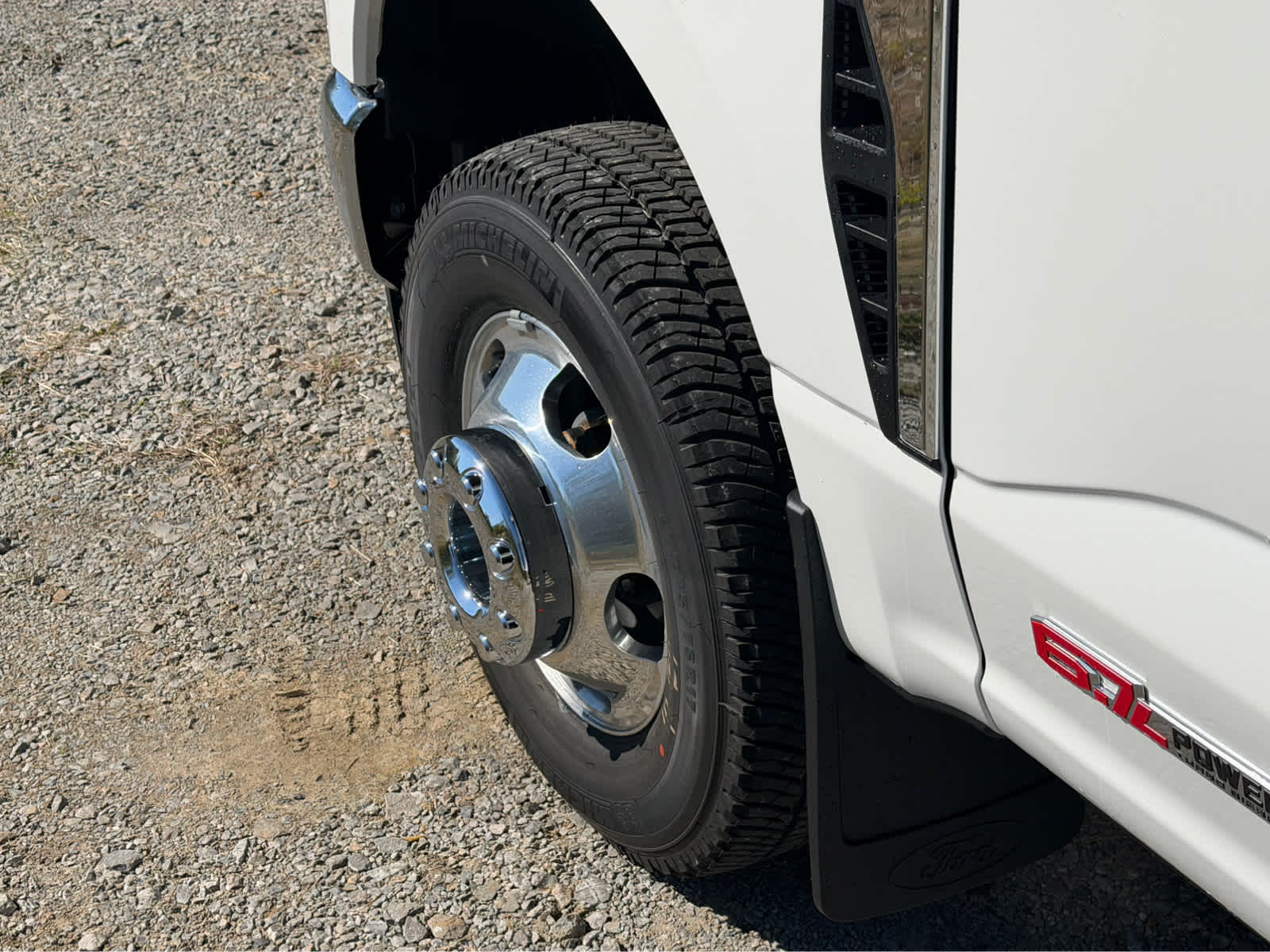 2027 Ford Super Duty F-350 DRW LARIAT