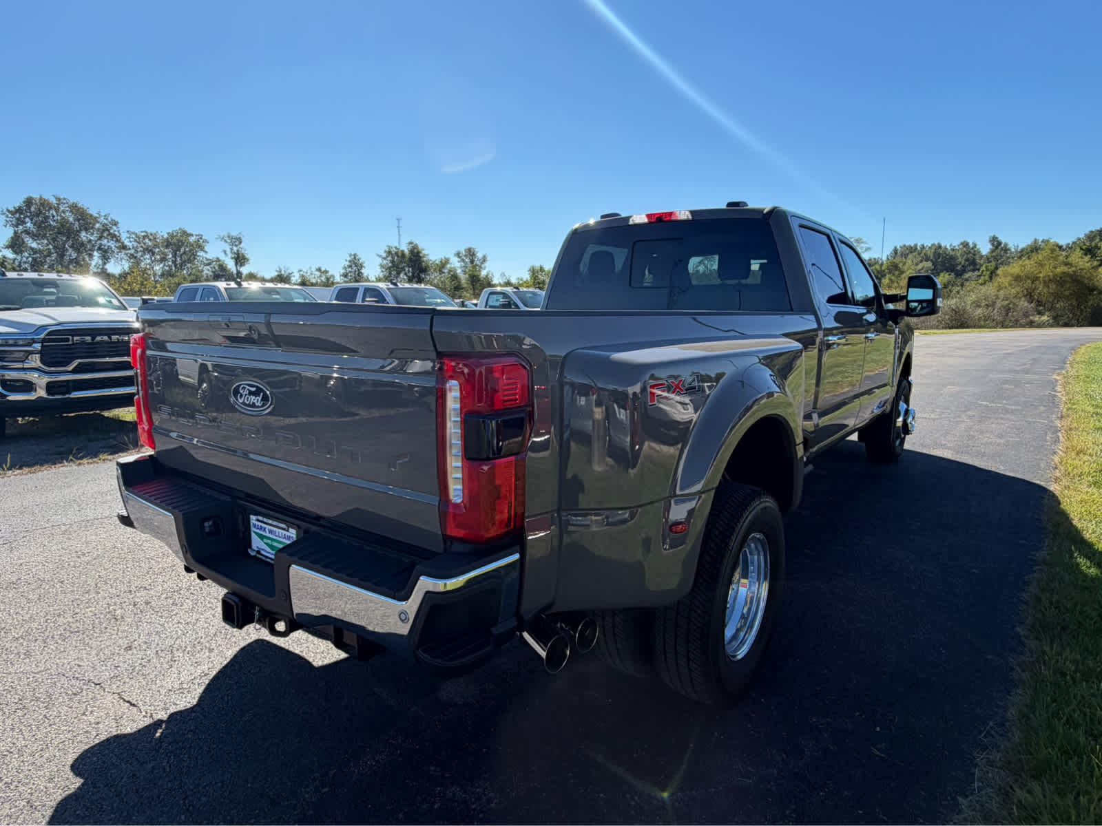 2027 Ford Super Duty F-350 DRW LARIAT