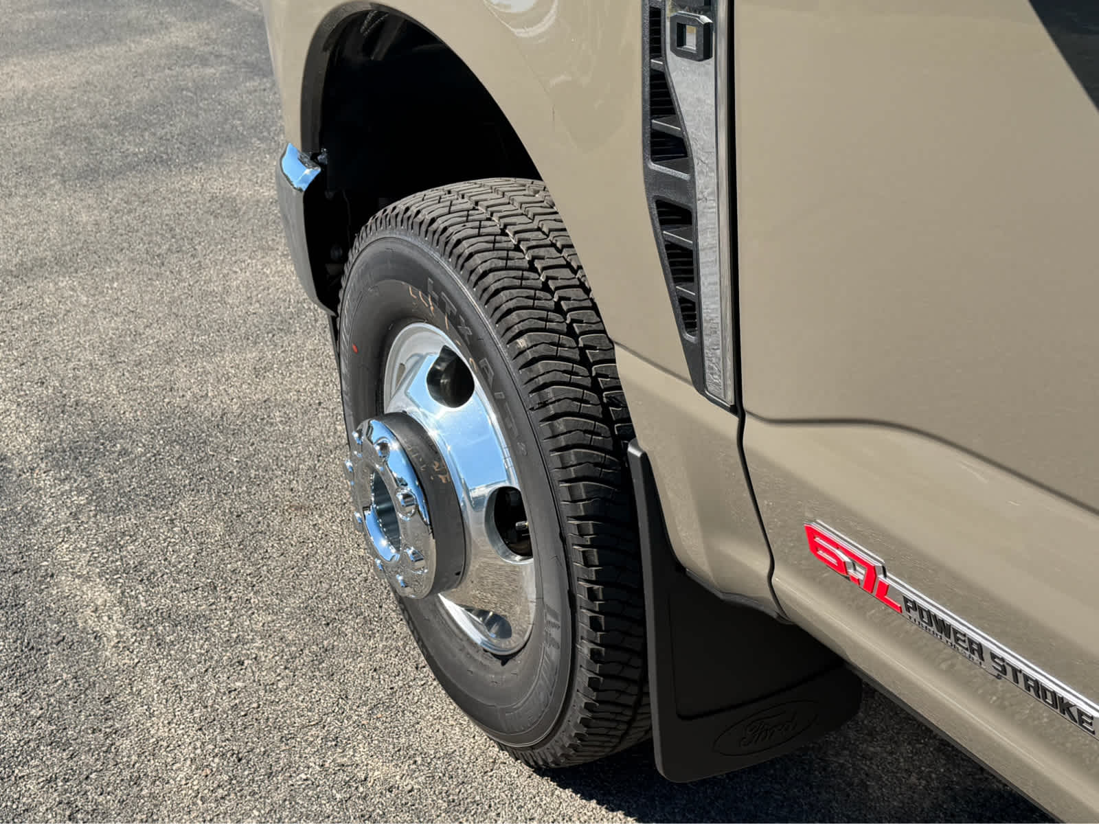 2027 Ford Super Duty F-350 DRW LARIAT
