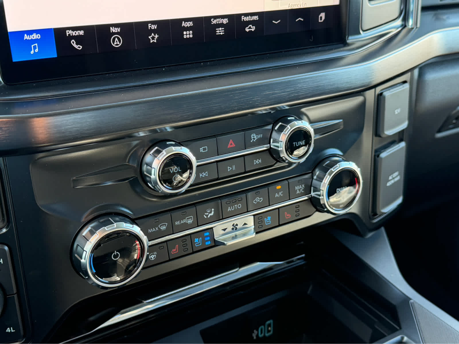 2027 Ford Super Duty F-350 DRW LARIAT