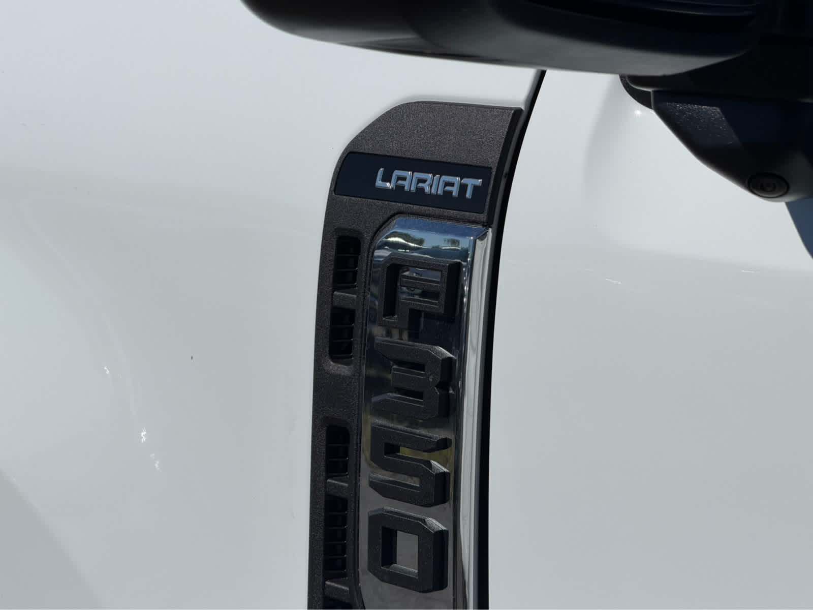 2027 Ford Super Duty F-350 DRW LARIAT