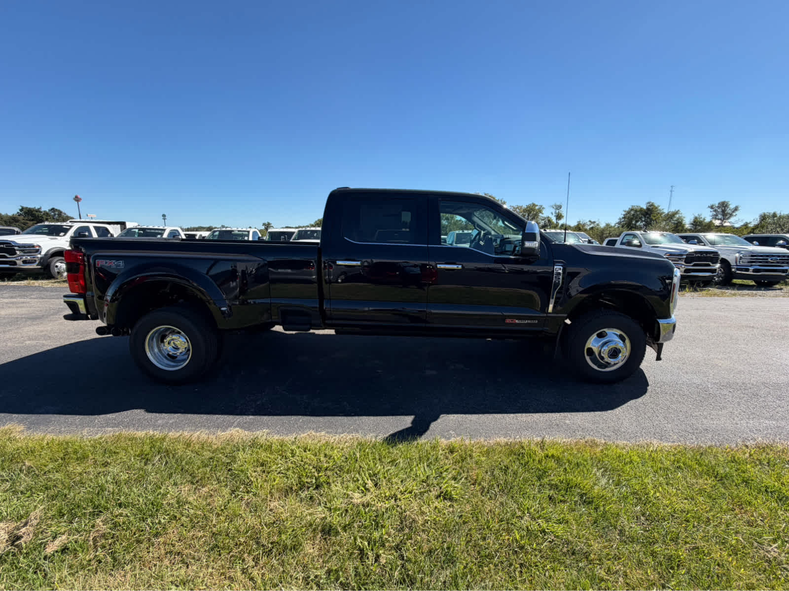 2027 Ford Super Duty F-350 DRW LARIAT