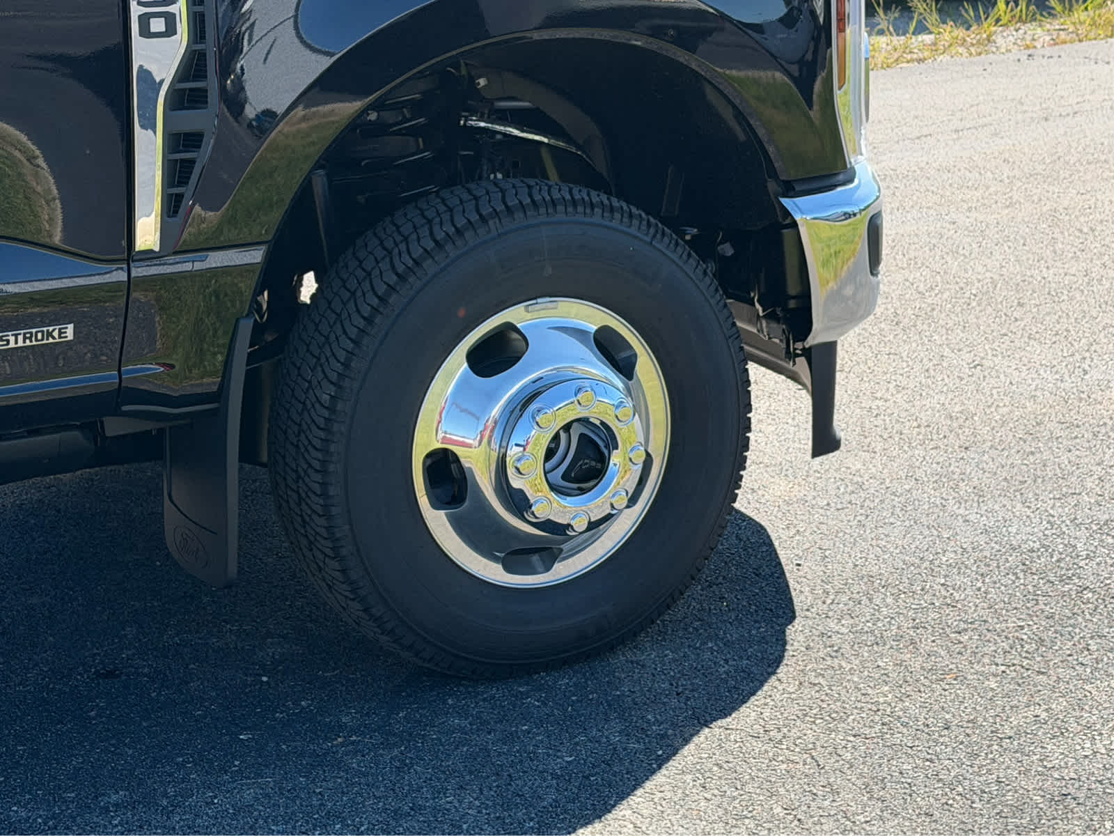 2027 Ford Super Duty F-350 DRW LARIAT