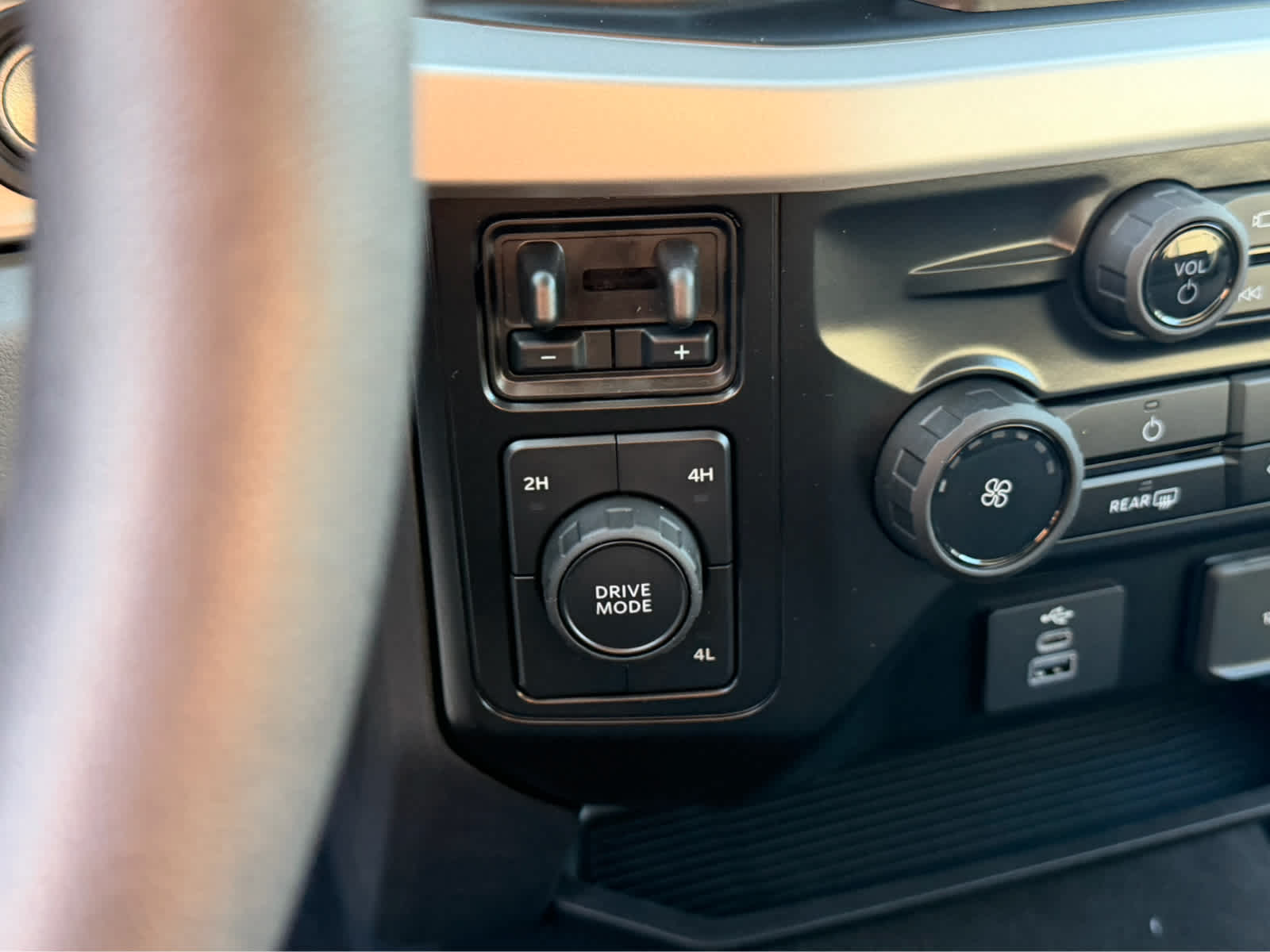 2027 Ford Super Duty F-350 DRW XL