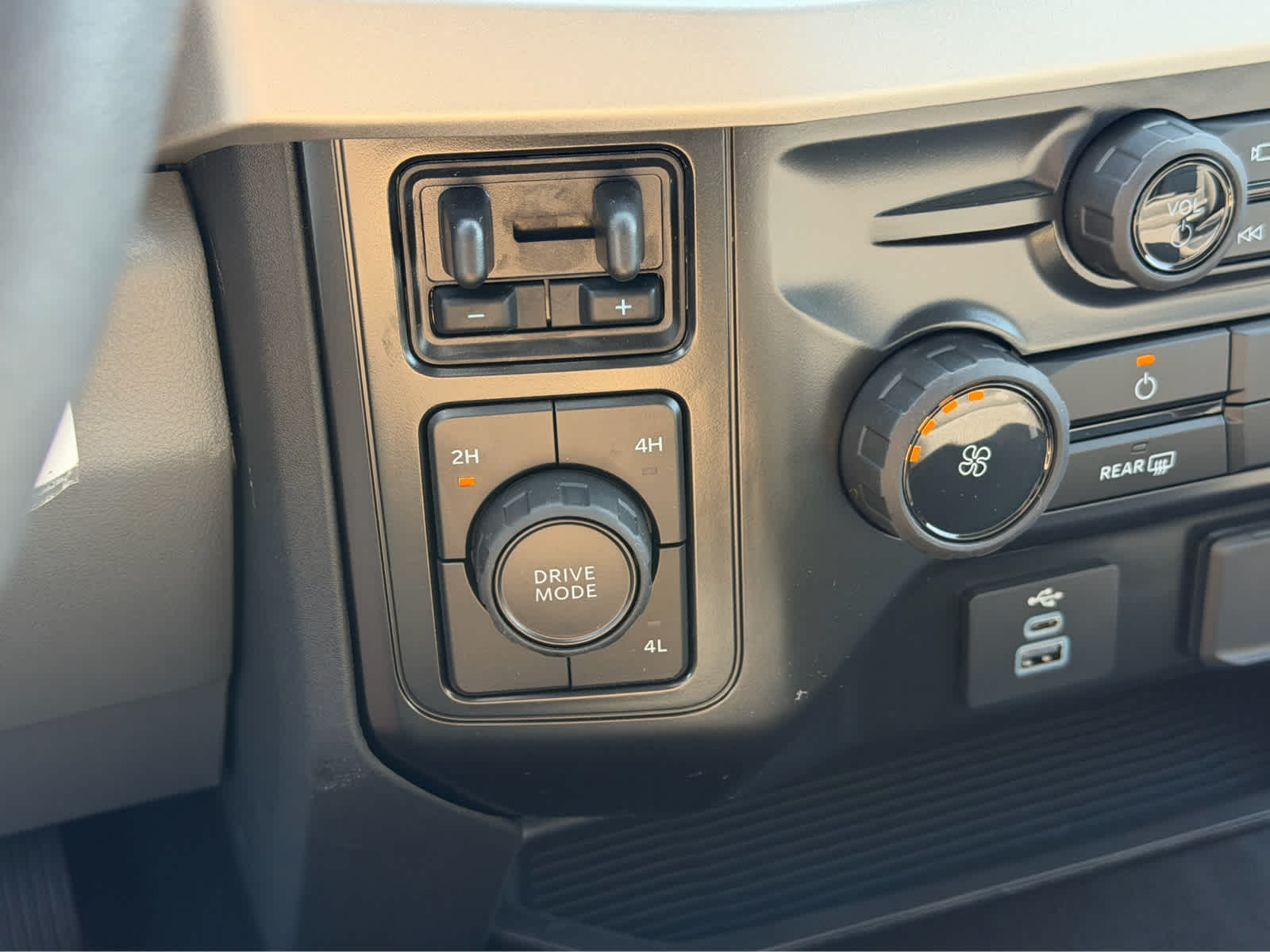2027 Ford Super Duty F-350 DRW XL