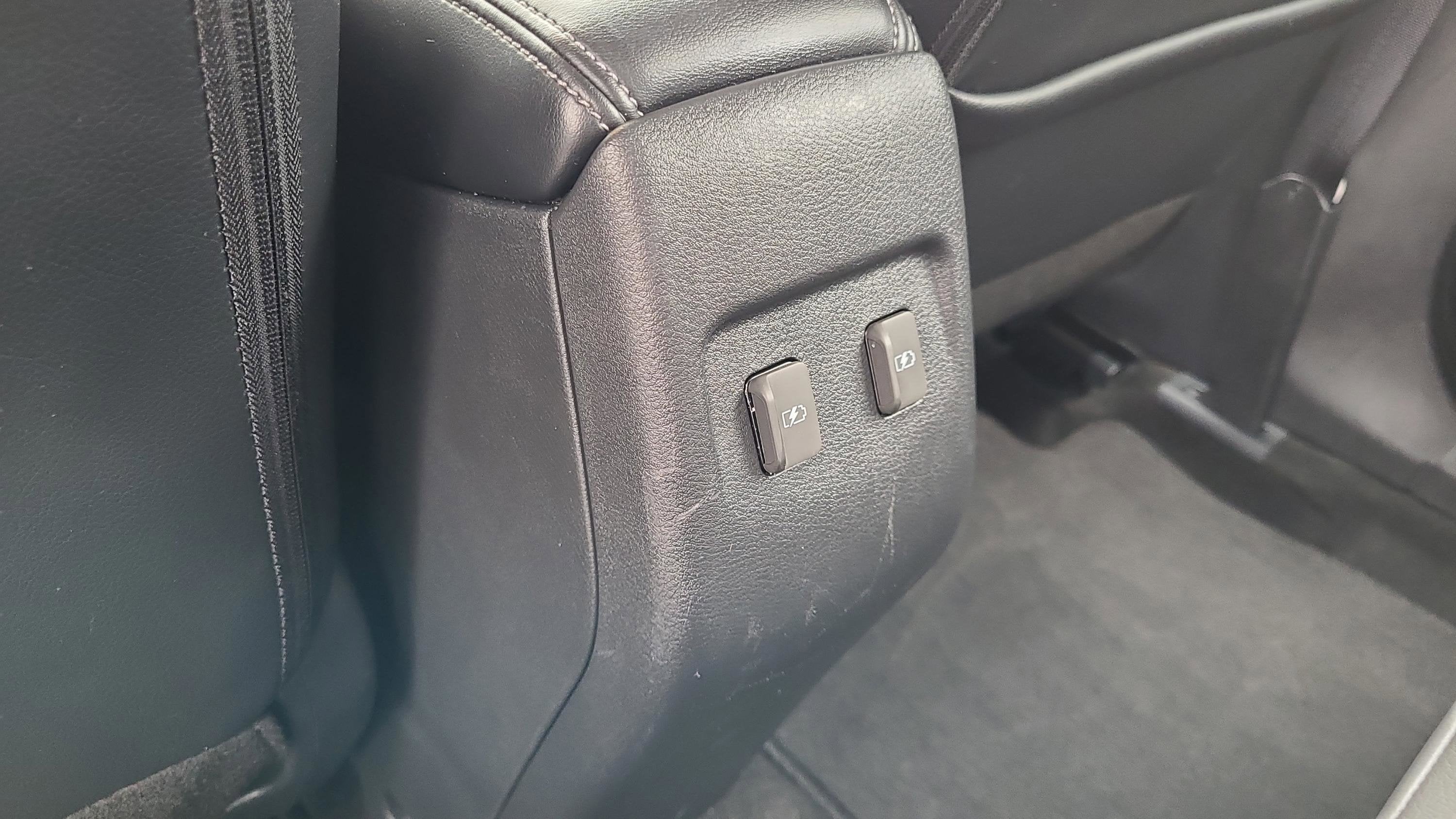 2022 Nissan Kicks SR