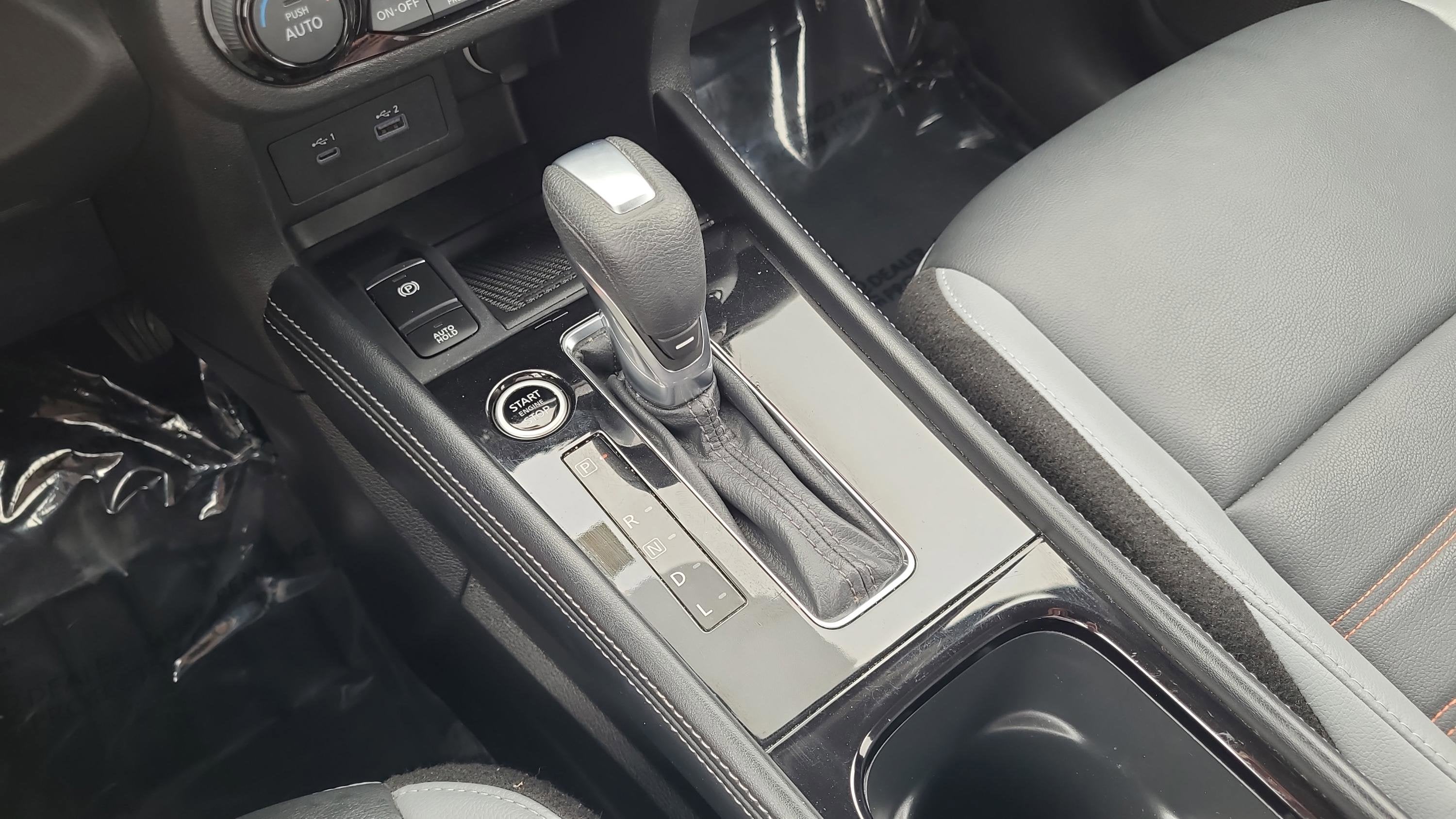 2022 Nissan Kicks SR