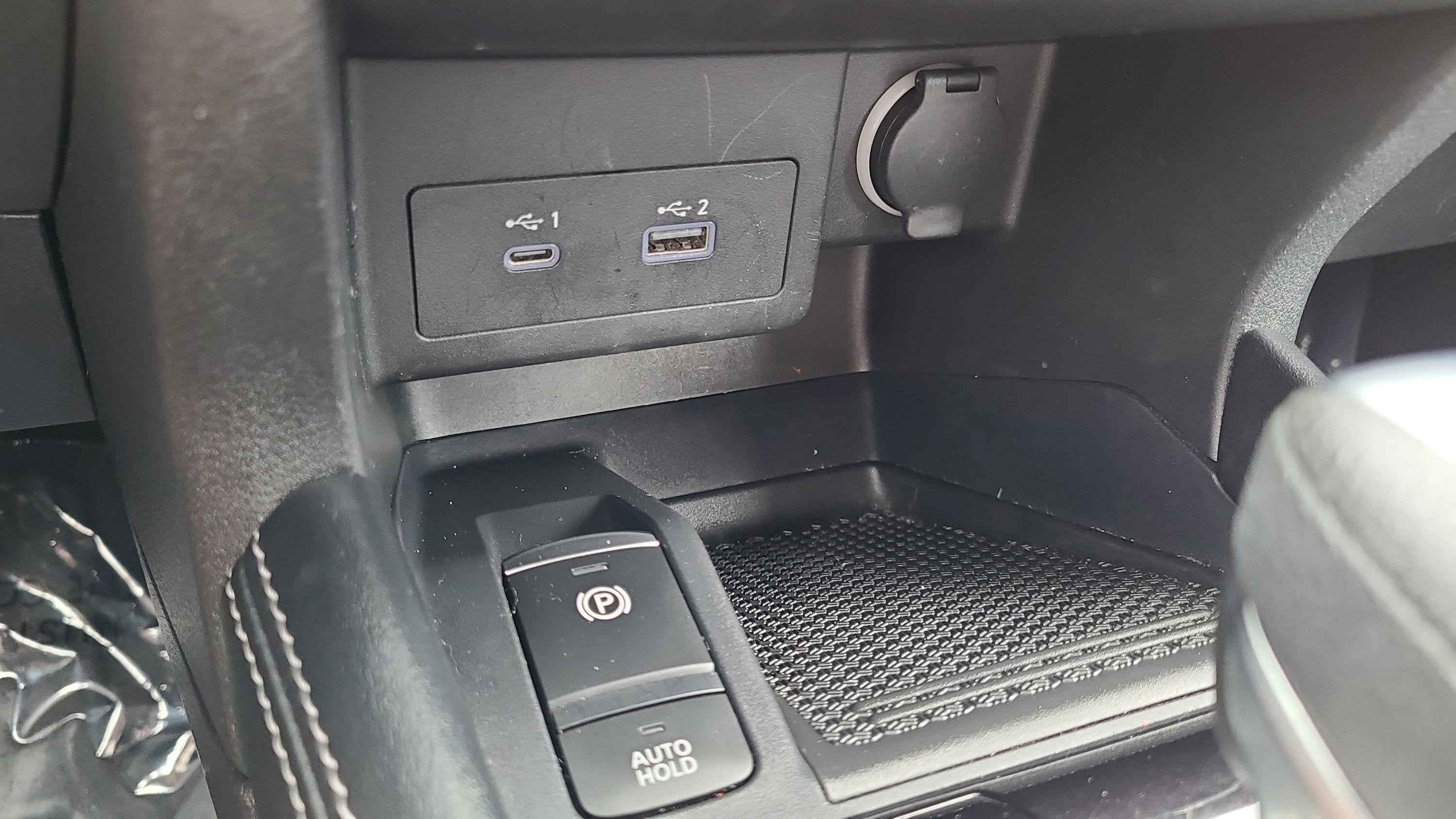 2022 Nissan Kicks SR