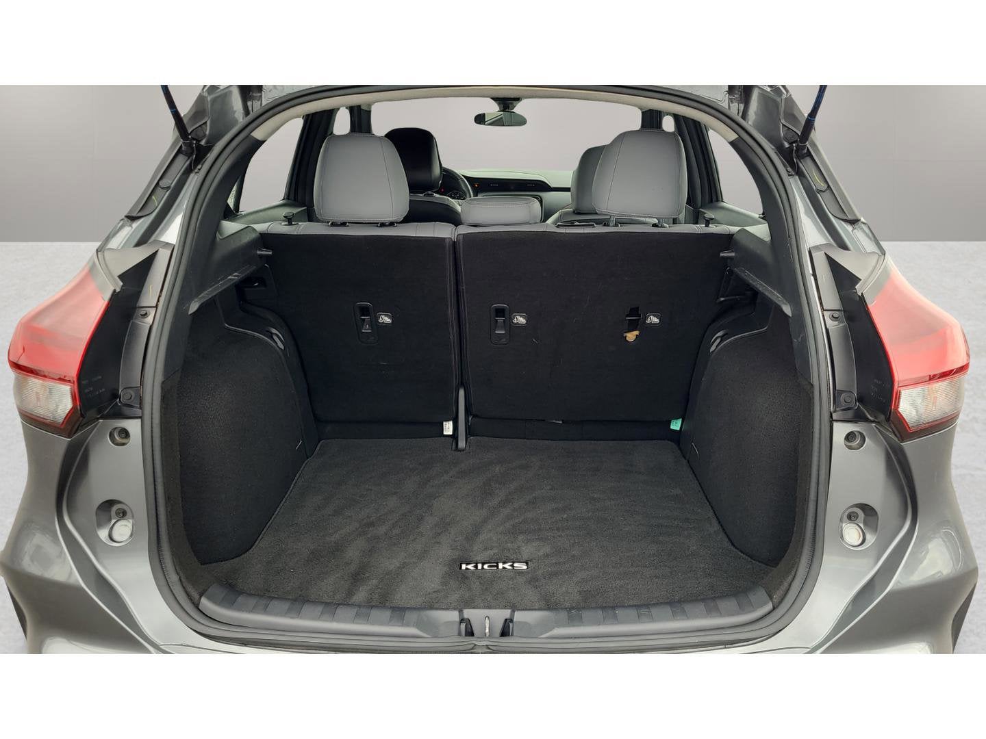 2022 Nissan Kicks SR