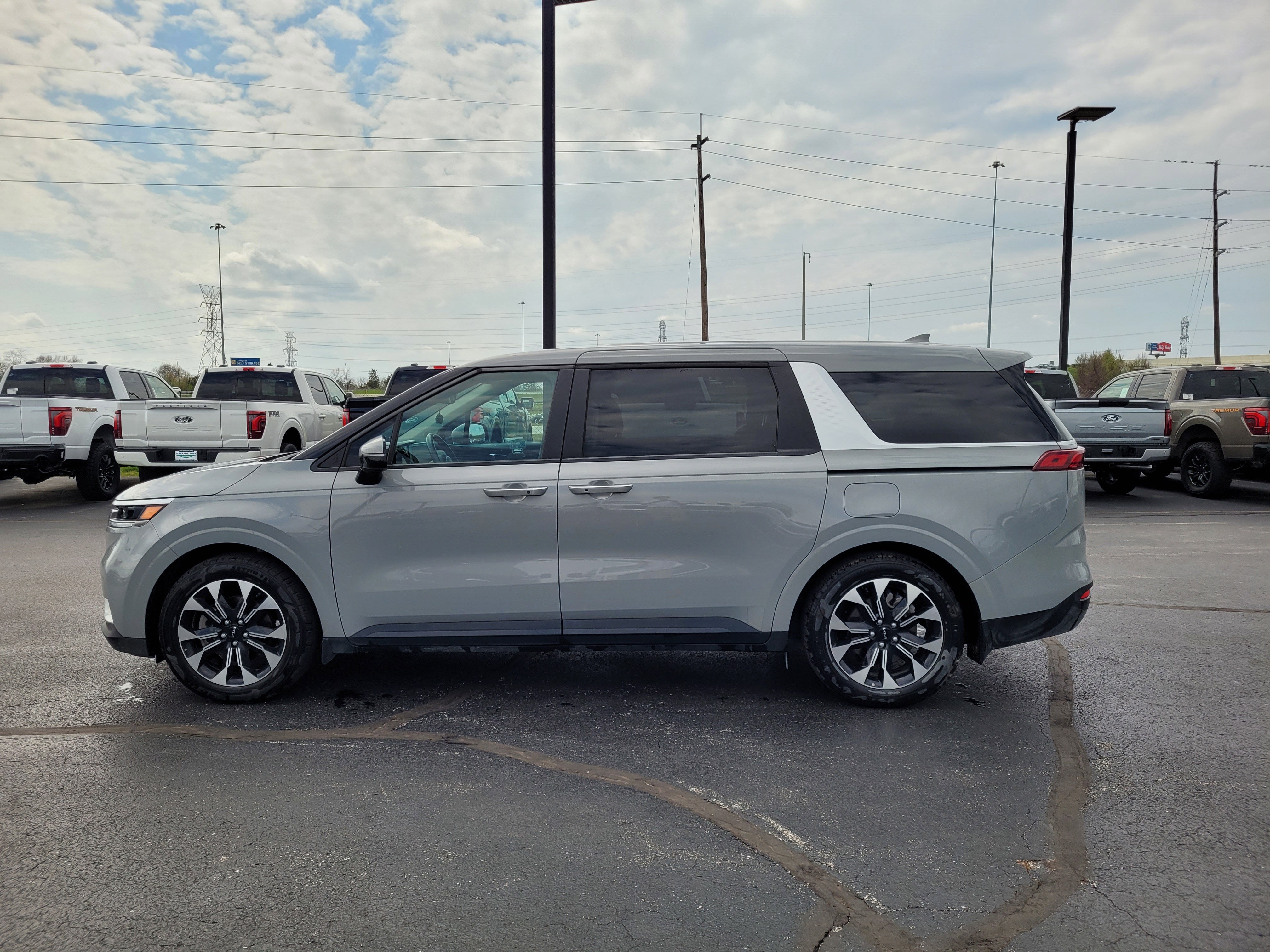 2024 Kia Carnival EX