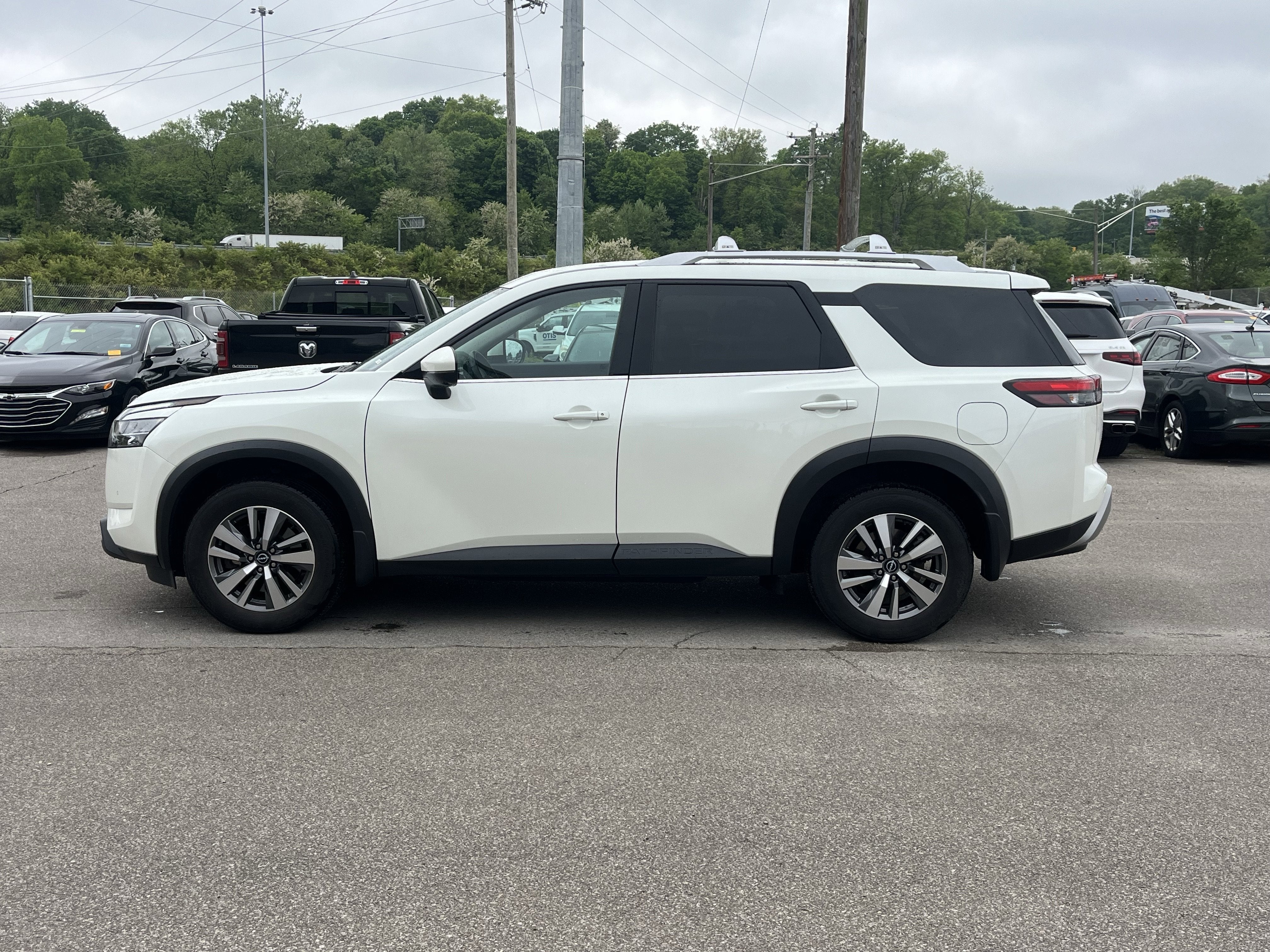 2023 Nissan Pathfinder SL