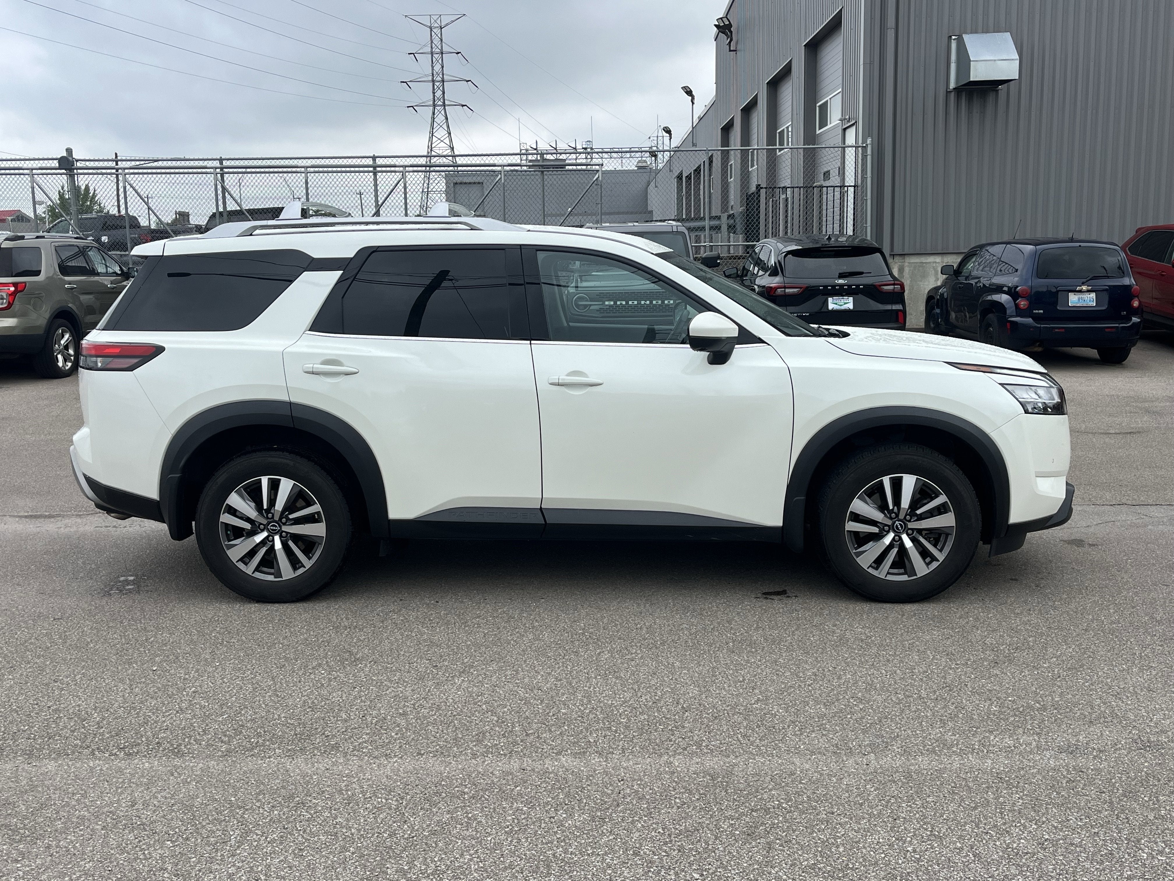 2023 Nissan Pathfinder SL