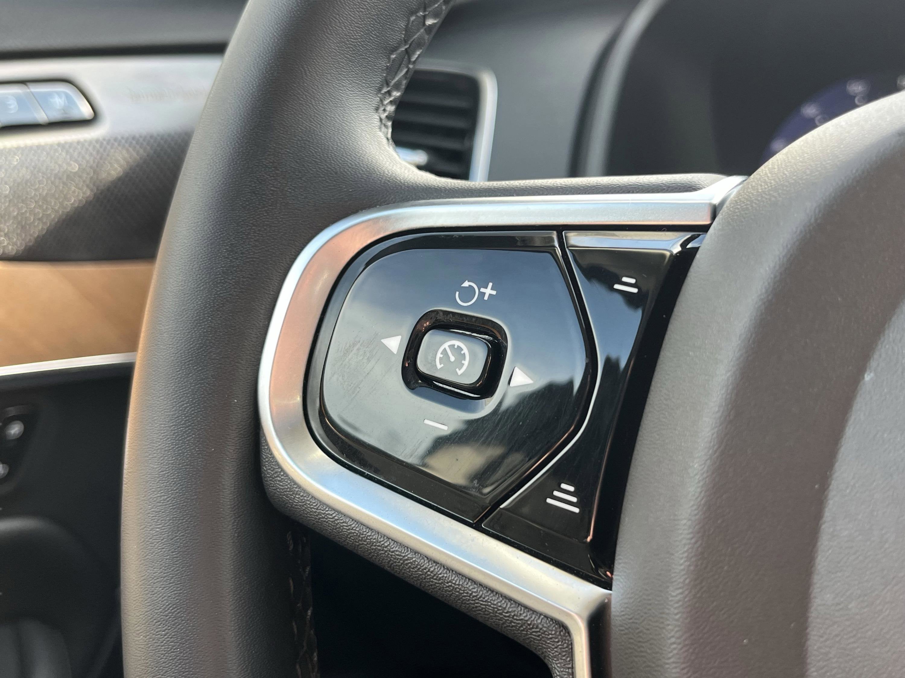 2023 Volvo XC90 Recharge Plug-In Hybrid T8 Plus Dark Theme 7 Passenger