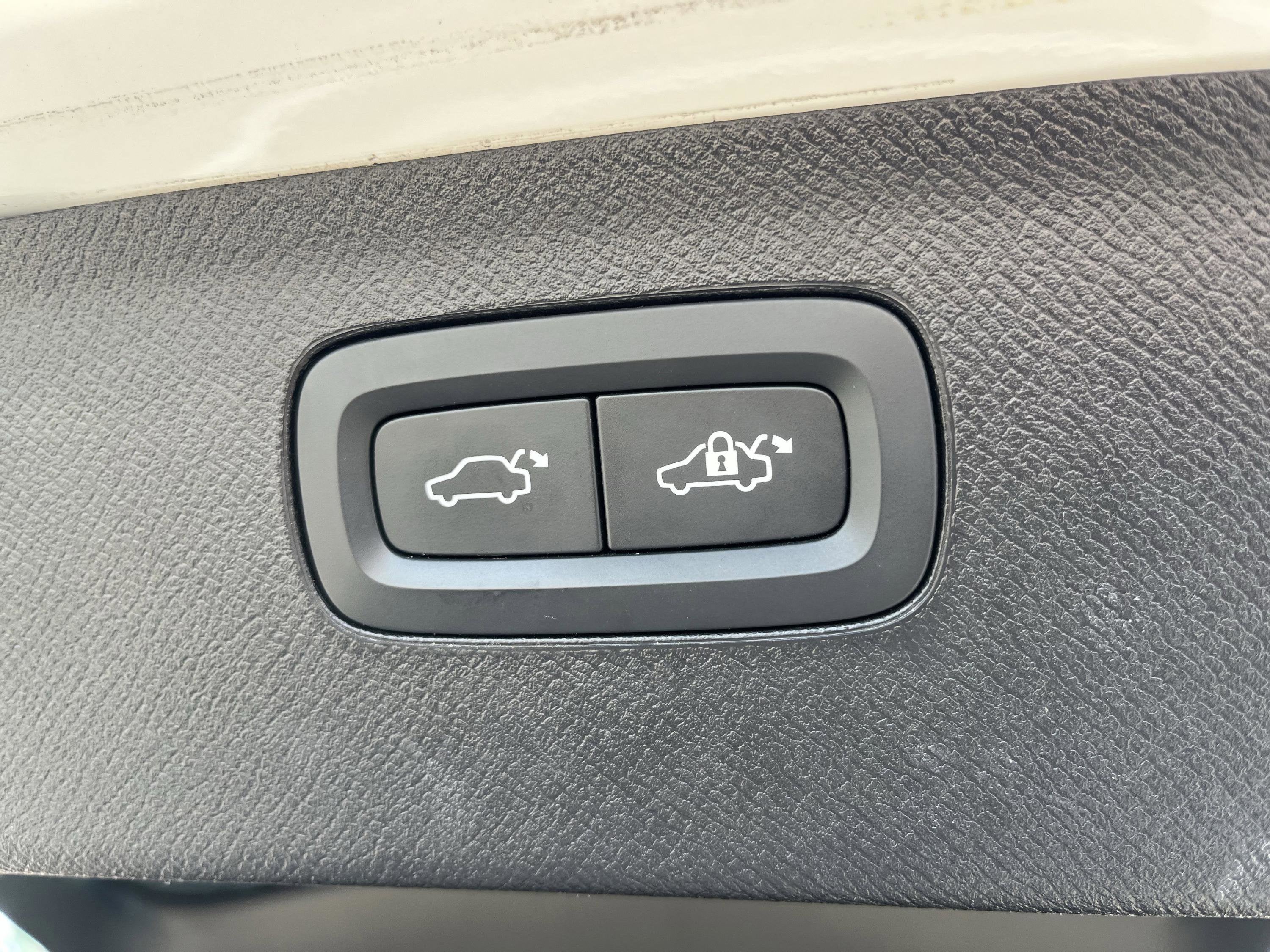 2023 Volvo XC90 Recharge Plug-In Hybrid T8 Plus Dark Theme 7 Passenger